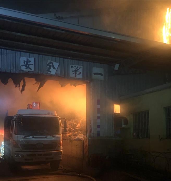 小港一家工厂传火警。（翻摄照片／高雄洪靖宜传真）