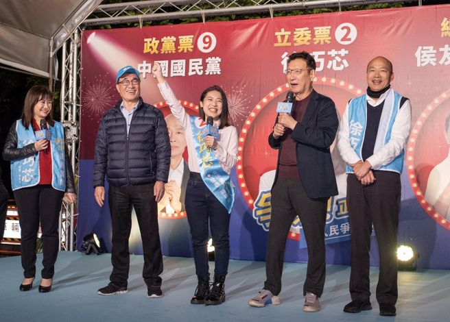 國民黨北市七選區立委候選人徐巧芯（中）27日晚間，於景勤一號公園舉行「爭氣！巧芯號」最後一場造勢活動，也請來國民黨副總統候選人趙少康（右二）、國民黨不分區立委候選人韓國瑜（右一）以及台北市副市長李四川（左二）等人站台助講。（取自徐巧芯臉書）