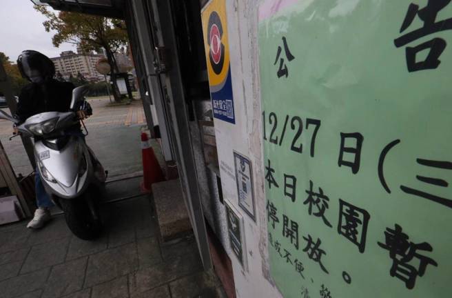 新北市一名国三男学生遭另一名男学生持弹簧刀割颈，宣告不治。27日校园暂停开放。（陈君玮摄）