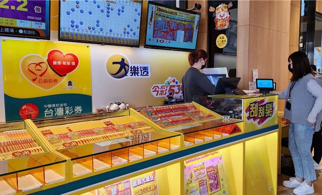 第4届公益彩券电脑型彩券发行即将届满，台湾彩券公司表示，28日威力彩、29日大乐透头奖若无人中奖，奖金将重新分配；以威力彩这期头奖杠龟为例，2亿元头奖彩金全数送给贰奖做分配。(台湾彩券提供╱洪凯音台北传真)