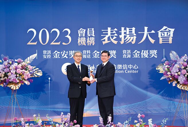 安泰银行获联合徵信中心颁发「金安奖」殊荣；图为金管会主委黄天牧（左）、安泰银行总经理张振芳（右）。图／安泰银行提供