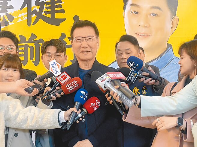 屏东县议长周典论遭收押，国民党副总统候选人赵少康（中）点出检调有2个目的，除了要压制周在屏东的辅选，另一点是警告郭台铭不能跳出来支持侯康配。（吕筱蝉摄）