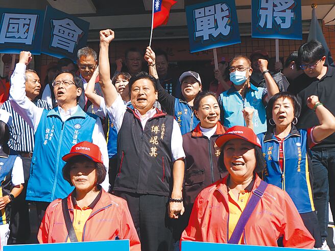 國民黨花蓮立委傅崐萁（第二排左二）上月在妻子、縣長徐榛蔚（第二排右二）陪同下，到縣選舉委員會完成參選登記。（本報資料照片）