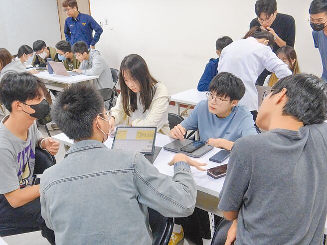 8校學生自治組織即日起至27日舉辦高中生模擬投票，各校學生事前訪問3位總統候選人與各政黨，並將訪問紀錄公布在社群平台，盼同學投票前更了解政治人物及政黨的主張。圖為學生討論訪問大綱。（模擬投票籌備團隊提供／蔡佩珈台北傳真）