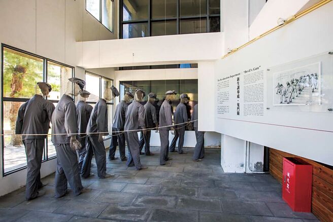 人权馆展出的绿岛新生的塑像，早期绿岛所收容的是南日岛战役的共军战俘。如果共军胜利，台湾将被亦化。（图／徐宗懋提供）