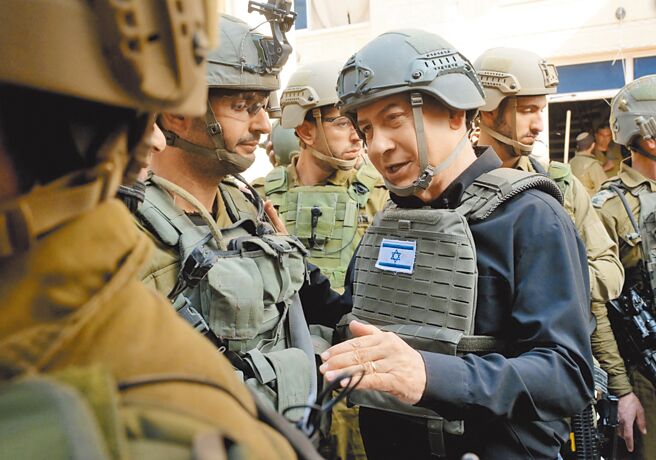 以色列总理尼坦雅胡（图右）与以色列国防军副参谋长少将26日视察迦萨走廊北部。（摘自以色列总理府官网）