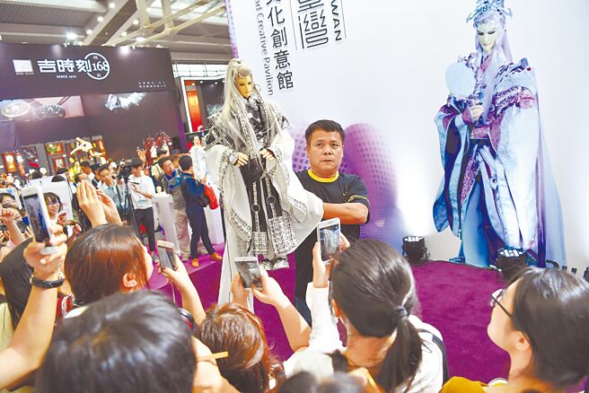学者表示，交流有助于降低风险，希望政府对台湾社会多点信心。图为第十三届深圳文博会，台湾馆霹雳布袋戏表演现场。（中新社）