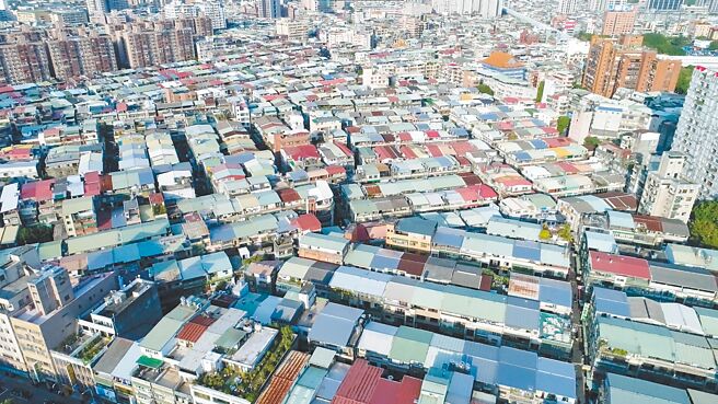 新北市城鄉局26日公告發布實施，將原本未臨接8米以上道路住宅區容積率有條件從200％放寬為240％。圖為板橋都市計畫區內大街廓住宅區空拍現況建物及臨路情形。（新北市城鄉局提供／王揚傑新北傳真）