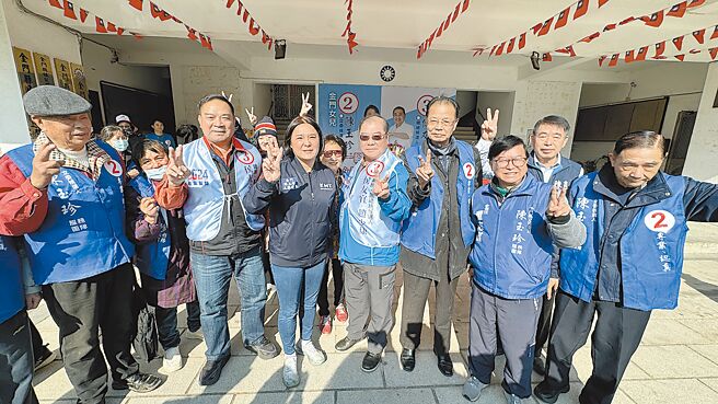 國民黨金門縣立委候選人陳玉珍（前排左四）26日成立競選總部，久未露面的「老縣長」陳水在（前排右三）此次也出面力挺，擔任陳玉珍競選總部的榮譽主任委員。（于家麒攝）