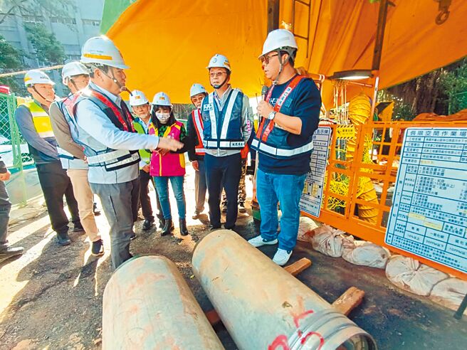 桃園市長張善政（右二）26日視察「桃園市龜山區林口南區汙水下水道系統工程」，了解工程進度以及智慧科技運用在工程狀況。（賴佑維攝）