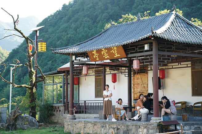 為保護秦嶺生態，陝西官方近期加強取締不合法的農家樂（土雞城）店家。圖為示意圖，非違法店家。（新華社）