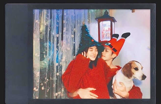 曹佑寧（右）25日在IG上分享和王淨、愛犬勘吉過耶誕節的甜蜜合照。（摘自曹佑寧IG）