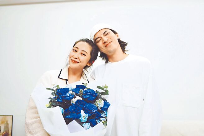 林哲熹（右）和經紀人女友Cindy交往10年終於修成正果。（摘自林哲熹臉書）