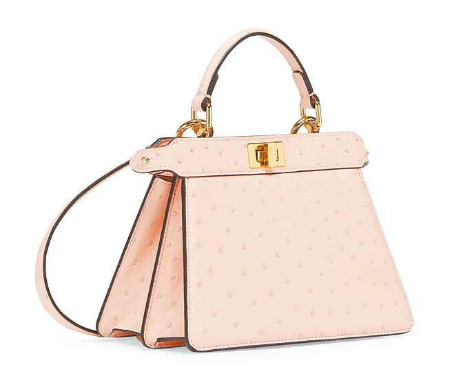 FENDI鴕鳥皮Peekaboo ISeeU Petite，23萬8000元。（FENDI提供）