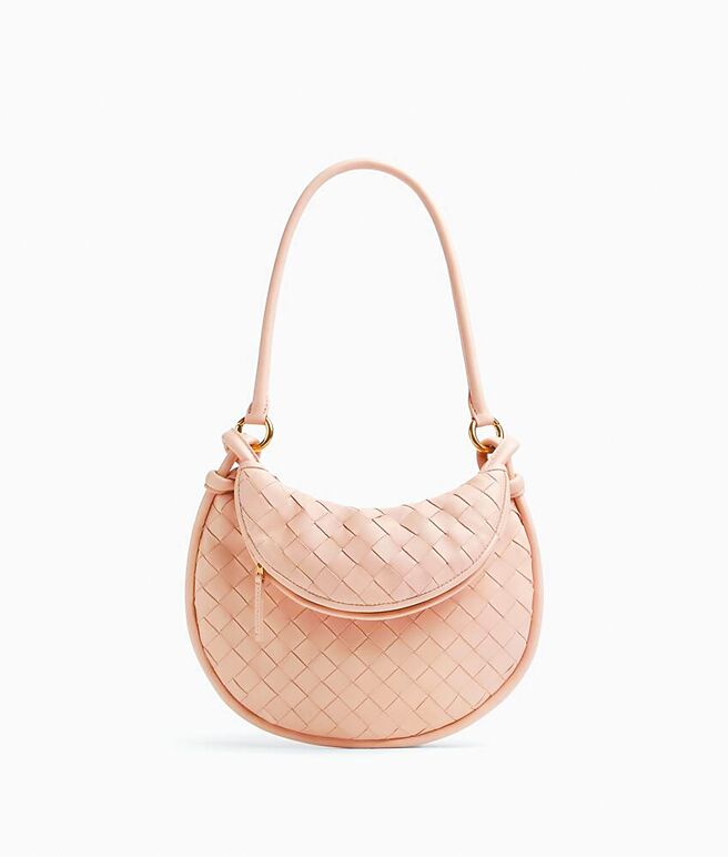 Bottega Veneta GEMELLI編織皮革肩背包，10萬7300元。（Bottega Veneta提供）