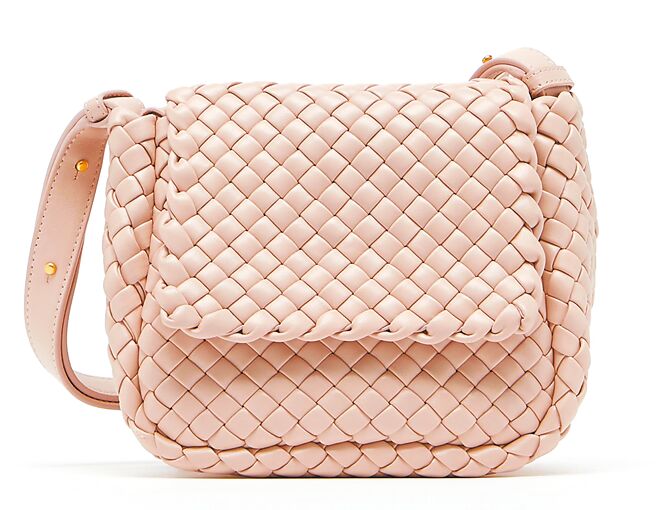 Bottega Veneta MINI COBBLE編織皮革斜背包，12萬3900元。（Bottega Veneta提供）
