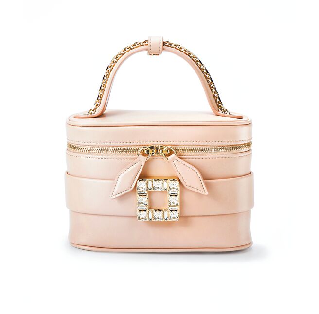 Roger Vivier台灣限定款Vanity牛奶糖色鑽釦化妝包，5萬9900元。（Roger Vivier提供）