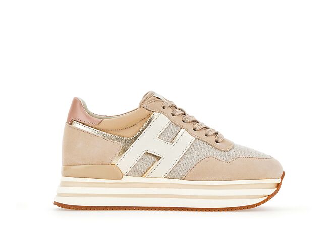 Hogan New H222柔霧桃與燕麥白異材質拼接女士休閒鞋，2萬2300元。（Hogan提供）