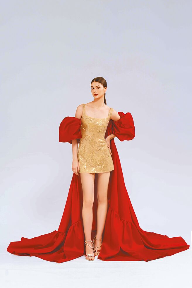 禮服時裝化，紅披風金色短禮服，配件可隨意穿脫、行動自如。（LinLi Boutique提供）