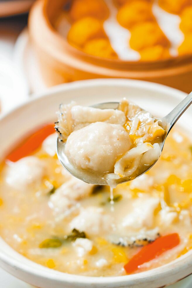 點水樓「酸辣龍膽石斑海鮮鍋」湯頭酸辣帶勁，可吃到龍膽石斑、2種酸菜、福州魚丸，用料不手軟。（石智中攝）