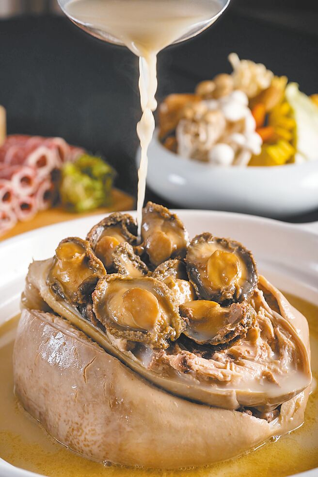 粵菜與台菜手路菜完美融合的「花膠三品鍋」，食材頂級，製工繁複。（台北六福萬怡酒店提供）