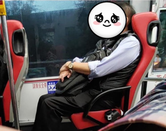 公车上捕获「野生管中闵」本尊看照片自嘲：微笑很重要