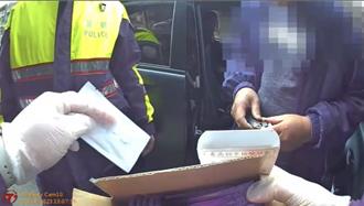 毒虫随身带电子磅秤诓「秤耳饰」 毒咖啡包藏置物箱被逮