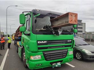 半聯結車急煞「鋼粱插入駕駛座」 刺破擋風玻璃司機命大躲一劫