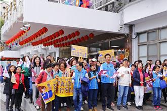 響應還我母語日 苗市百位「客家阿姆」快閃遊行唱客語歌