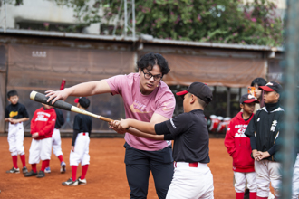 棒球》 陳偉殷、張育成指導小球員 用正向力量追尋棒球夢