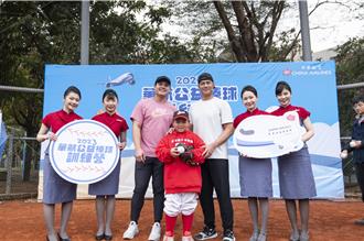 陳偉殷、張育成夢幻聯手！ 登華航公益棒球營助孩子追夢