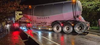 貢寮台2線油罐車自撞「折甘蔗」 濱海公路交通受阻