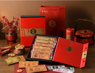 百货春节礼盒玩趣味！钞票煎饼开运、这款送「红骰子」曝寓意