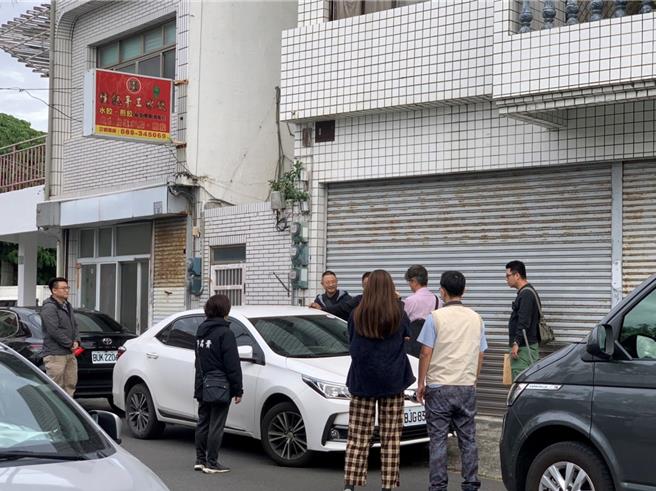 無黨籍台東立委候選人許瑞貴（後排左二）涉嫌以禮品賄選，檢調昨大動作搜索並傳喚到案釐清，但許瑞貴遲遲未到案，6名調查人員守候在廣播電台外，待許瑞貴錄製節目畢，隨即帶回約談。（讀者提供／蕭嘉蕙台東傳真）