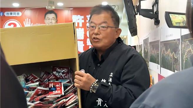 無黨籍台東區立委候選人許瑞貴遭檢舉賄選，大量物資流入競選總部，許瑞貴喊冤欺負最窮的候選人，並拆封成箱價值不超過3元的廣告面紙包。（蕭嘉蕙攝）
