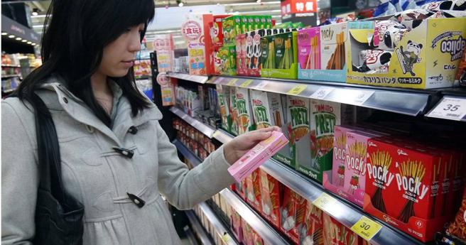 专家建议选购零食前先查看成分表，而不要只看包装上的文字，才能避免吃进过多的添加物。（示意图／报系资料照）