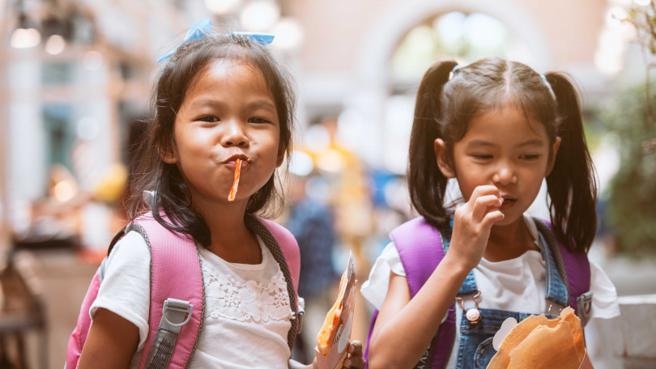 专家认为孩子可以适量吃零食，但必须控制份量与频率，同时知道哪些成分不利于健康。（示意图／123RF）