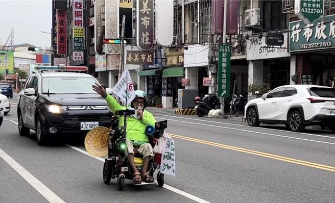 無黨籍台南市一選區立委候選人侯陸太，獨自一人騎著四輪電動代步車、拿著麥克風，沿途為自己宣傳。（張毓翎攝）