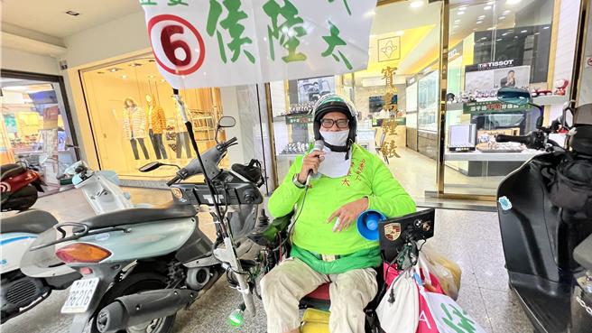 侯陸太認為，「選舉花這麼多錢不正常」，雖然他沒有很多競選資金及助選團隊，即使獨自一人單打獨鬥，氣勢仍不希望輸人。。（張毓翎攝）