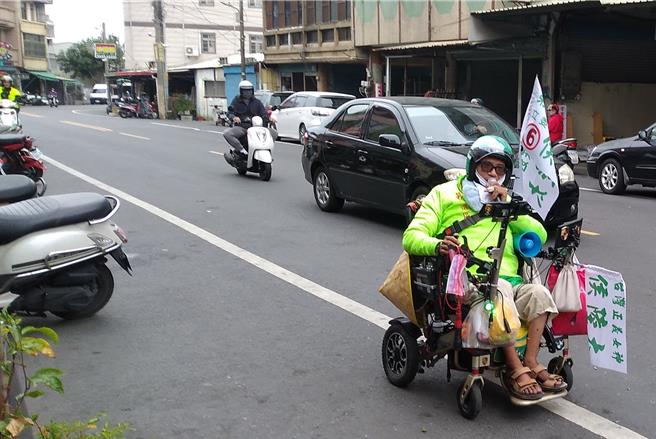 侯陸太雖然自己一人車掃，他途經過的地區，當地警分局為了因應可能的突發狀況，都會派員跟在他後方維安。（讀者提供／張毓翎台南傳真）