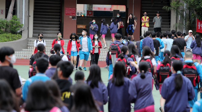 113学年高中英语听力测验第2次考试成绩将于今天公布，上午9时起开放网路查询成绩，资料有填手机号码的考生，将会收到简讯通知成绩。（图／示意图，记者郑任南摄影）