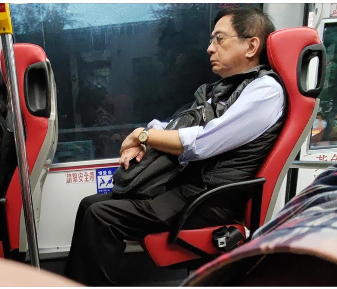 公車上捕獲野生管中閔，本尊看照片笑歪。（圖／翻攝自管中閔臉書）