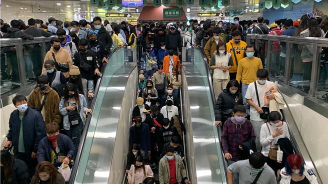 跨年高捷加长营运时间，轻轨「C4凯旋中华站」及「C5梦时代站」不开放上下车。（高捷提供／杨舒婷高雄传真）