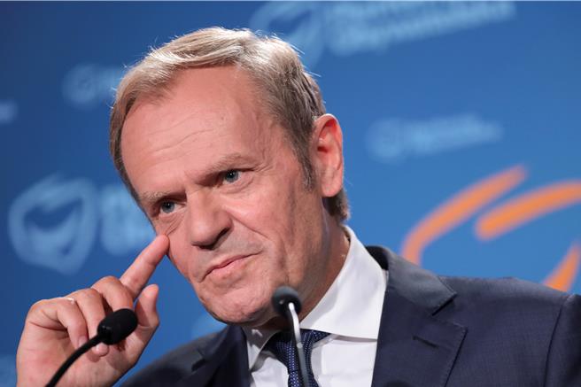 图斯克表示，华沙将审查其国防合约，但打算继续执行。（路透社）