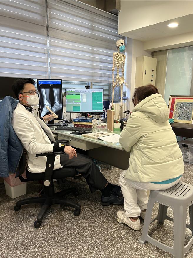 骨科診所醫師陳建宏表示，關節脫臼需即時處理，有效降低併發症，一般骨科診所提供更便捷的求診管道，減少患者等候時間。（程炳璋攝）