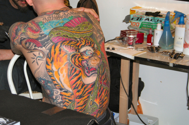 兒科醫師陳木榮回憶多年前的恐怖經歷，深夜走在路上差點就被騎機車的年輕人打死。（示意圖／Shutterstock）