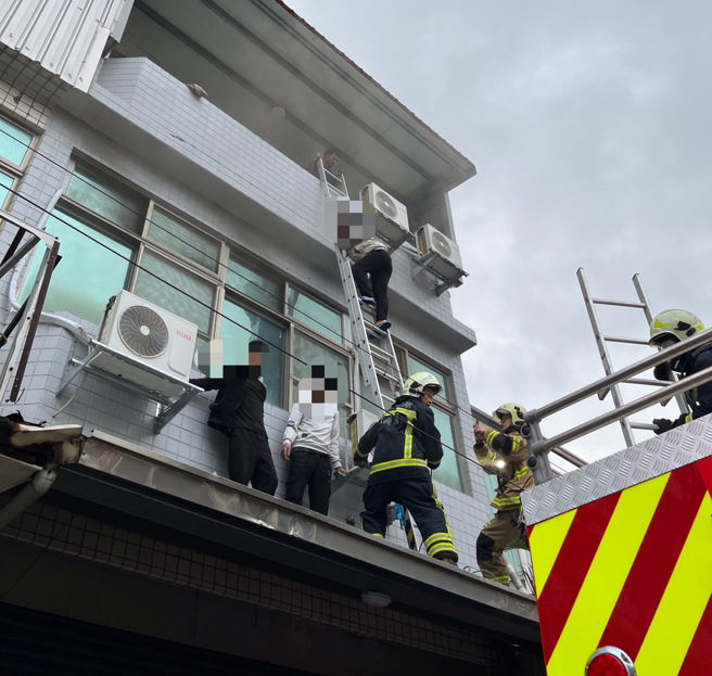 新竹湖口民宅大火！1消防员受困救出无生命迹象送医抢救。(中时资料库)