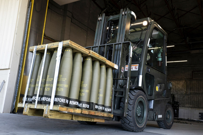 美国国防部27日宣布对乌克兰提供新一批价值达2.5亿美元（约新台币77.12亿元）的军援。图为美国2022年4月提供乌克兰155mm炮弹。（资料照／美联社）