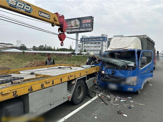 一輛小貨車於27日行經高雄路竹區中山南路因未注意車前狀況，導致撞擊拖吊車。（翻攝照片／林瑞益高雄傳真）