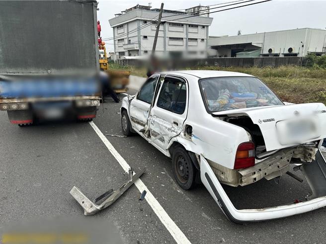 高雄路竹區中山南路27日發生汽車撞擊的交通事故，圖為被機車撞擊的汽車。（翻攝照片／林瑞益高雄傳真）